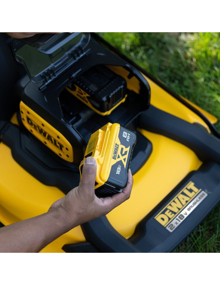 Акумулаторна косачка за трева DeWALT DCMWP134W2-QW Set, 2x18V, 2x8 Ah, 53 см., 67 л